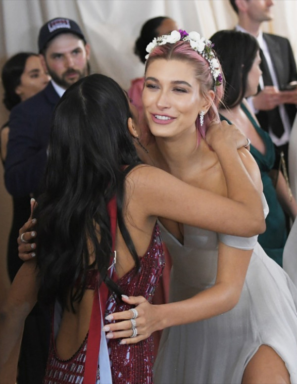 [MET 2018] Hailey Baldwin sexy au MET Gala 2018