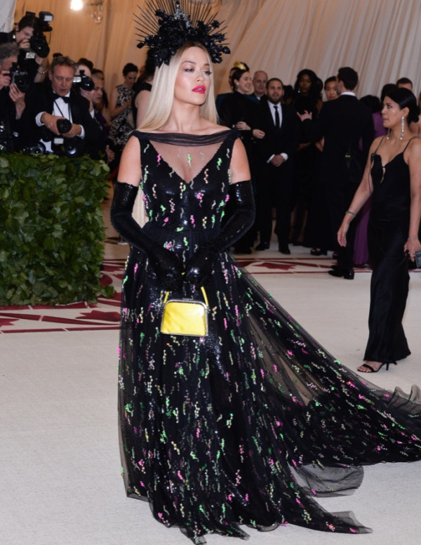 [MET 2018] Rita Ora en robe .. d'enterrement au MET Gala 2018