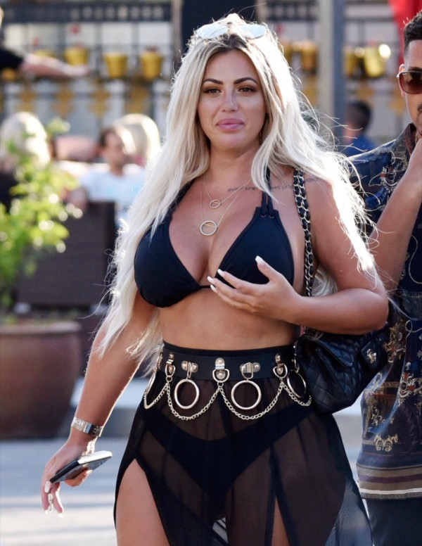 Sexy Holly Hagan se promène en bikini dans les rues de Marbella