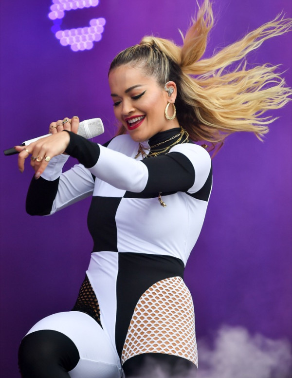 Rita Ora sur scène pour le BBC Radio à Singleton Park