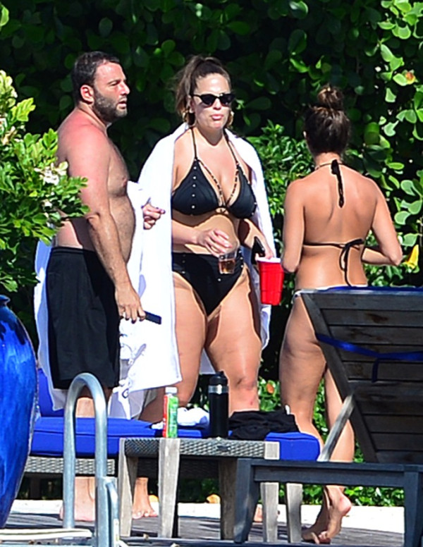 Le gros cul d'Ashley Graham en bikini à Miami