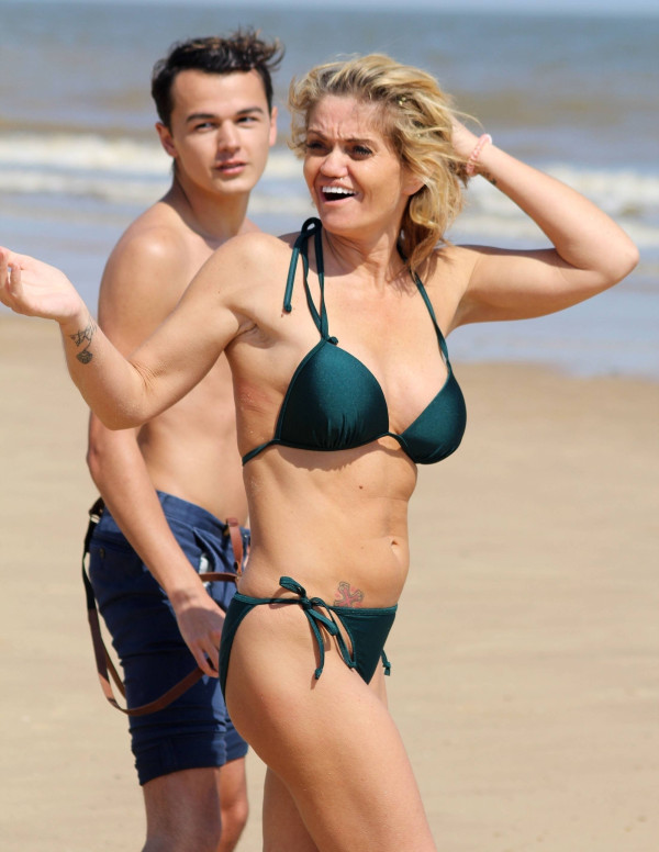 Danniella Westbrook en bikini vert sur la plage de Frinton-on-Sea