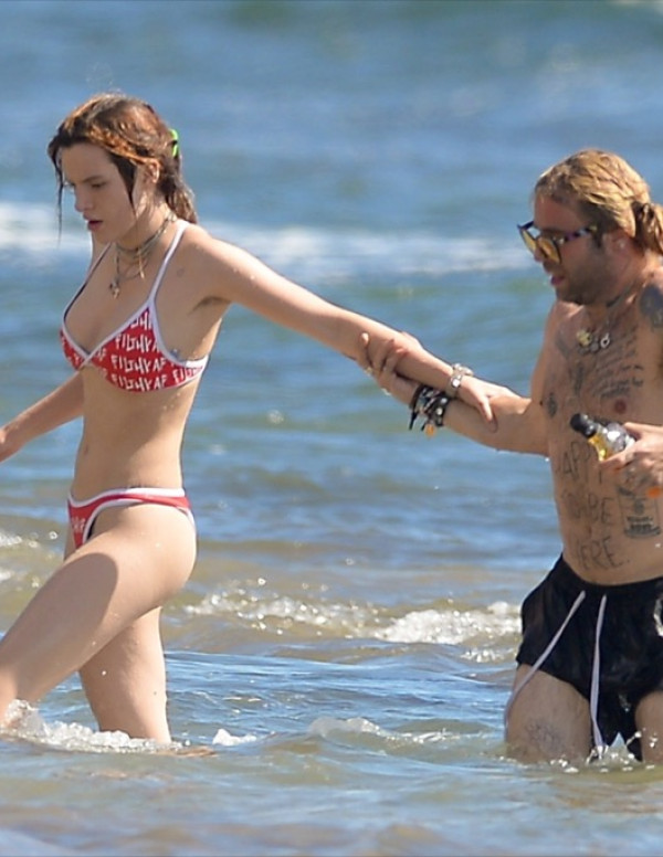 Bella Thorne en Bikini à Hawai avec son mec amateur de Whisky