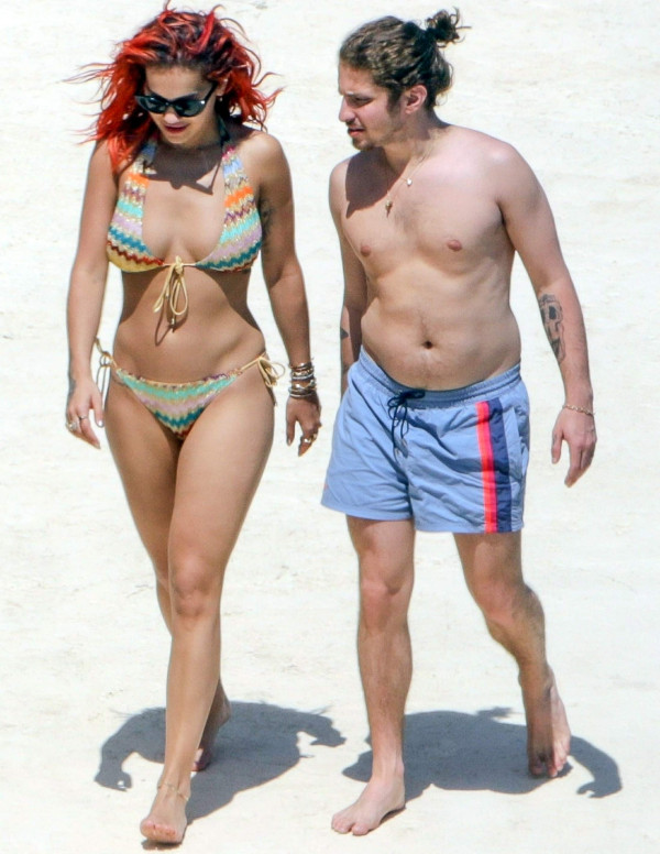 Rita Ora en Bikini en Toscane