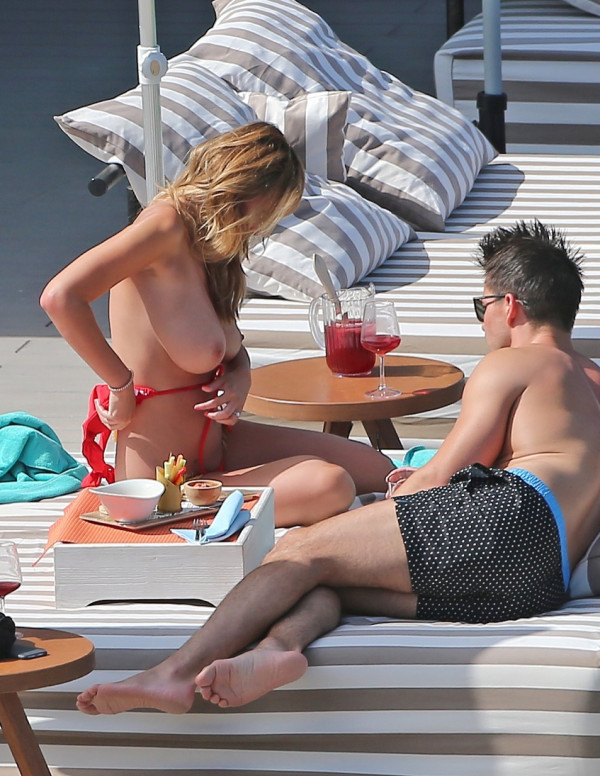 Rhian Sugden topless à Ibiza