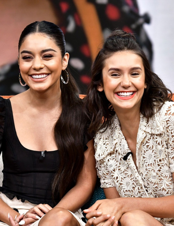 Nina Dobrev & Vanessa Hudgens dans l'émission Despierta America à Miami