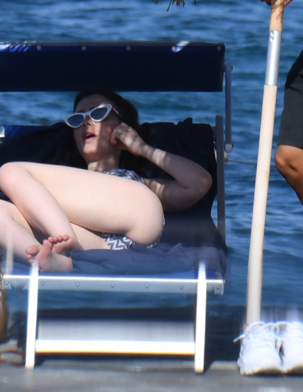 Lily Collins en bikini à l'hotel Regina à Ischia
