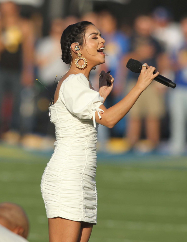 Concert Vanessa Hudgens au national anthem at the Rams/Vikings game à Los Angeles