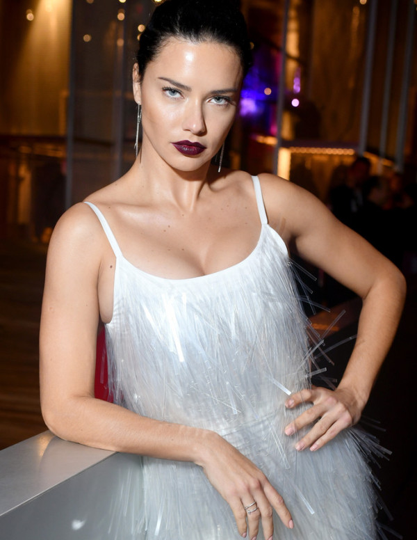Adriana Lima tout sourire pour la soirée Prada Linea Rossa à New York
