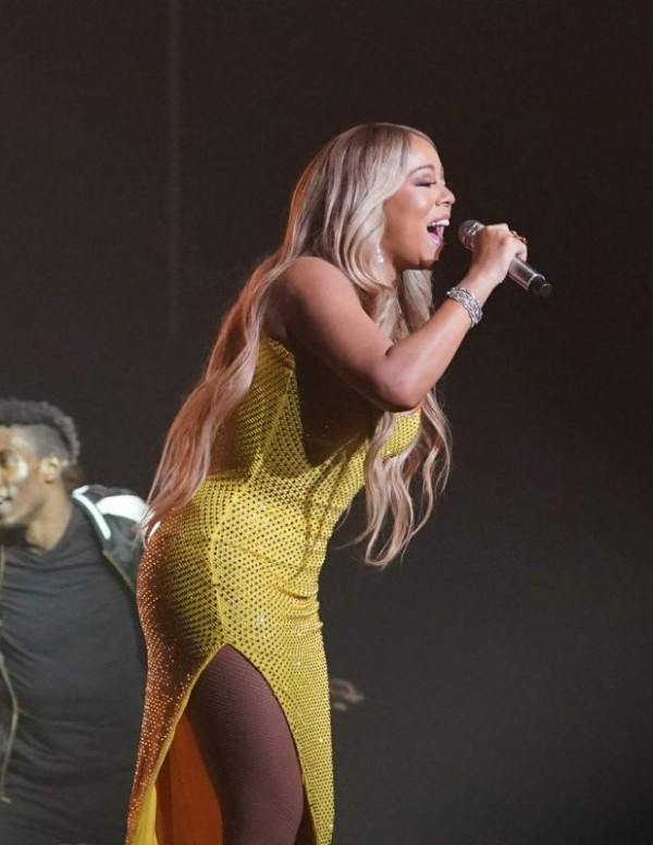 Mariah Carey en concert au World Blockchain Festival à Tokyo