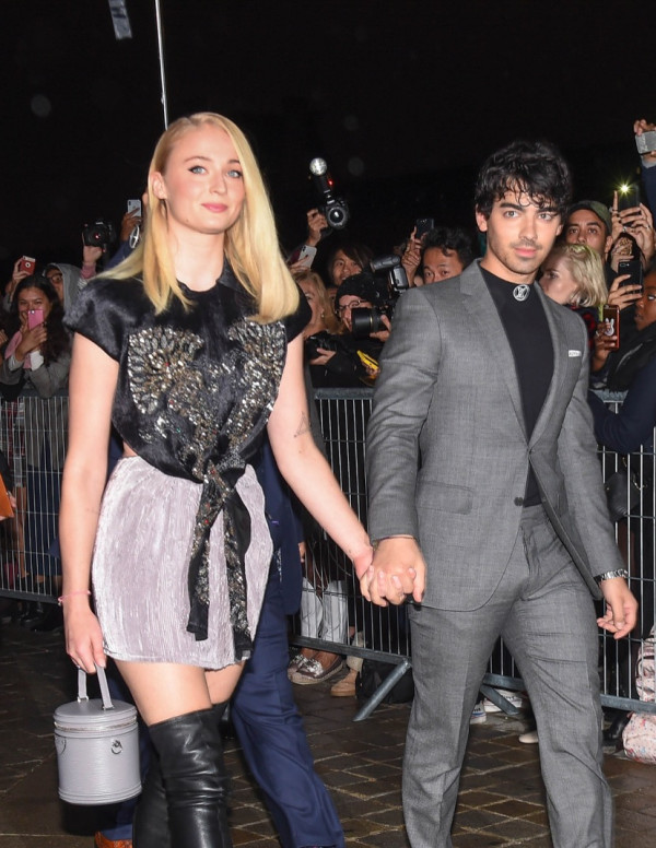 Sophie Turner à la soirée Louis Vuitton lors de la Paris Fashion Week