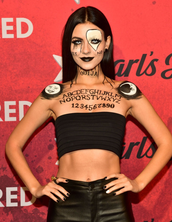 Victoria Justice à la soirée Halloween Just Jared à Los Angeles