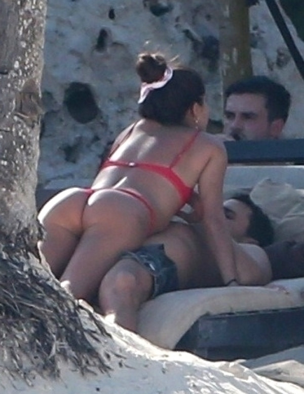 Sara Sampaio sur la plage de Tulum au Mexique