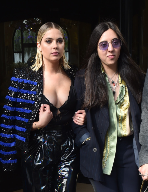 Ashley Benson au Balmain show à la Paris Fashion Week