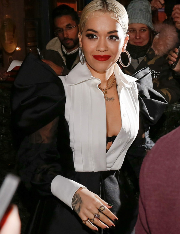Rita Ora en visite chez NRJ Radio à Paris
