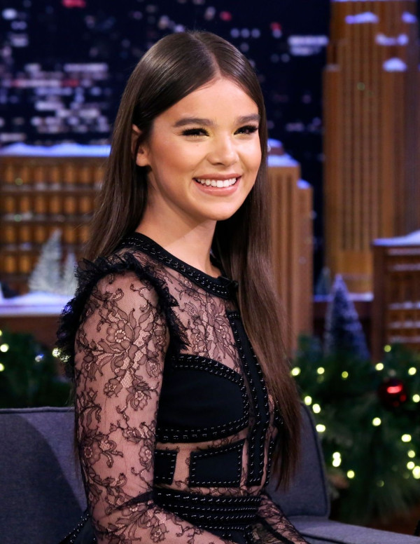 Hailee Steinfeld dans l'émission The Tonight Show Starring Jimmy Fallon