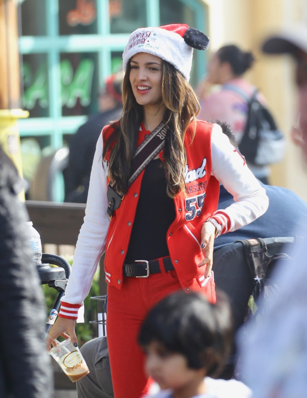 Eiza Gonzalez au Parc Disney Adventure en Californie