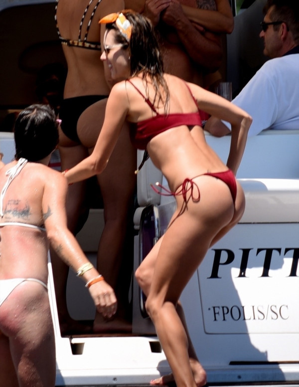 Alessandra Ambrosio sur un yacht à Florianopolis