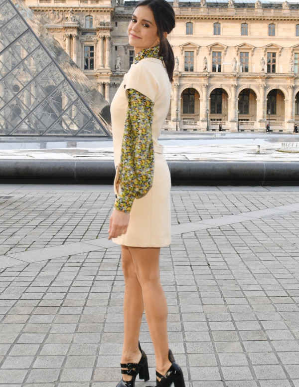 Nina Dobrev au défilé Louis Vuitton à la Paris Fashion Week