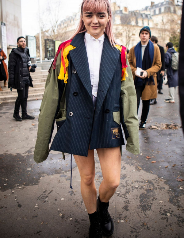 Maisie Williams au défilé Sacai à la Paris Fashion Week