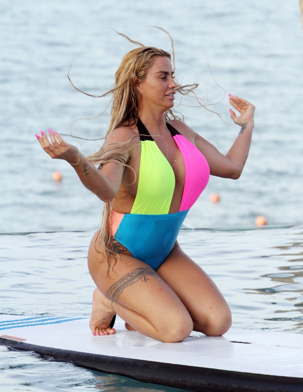 Katie Price Jordan en maillot de bain multicolore à Ko Samui en Thailande