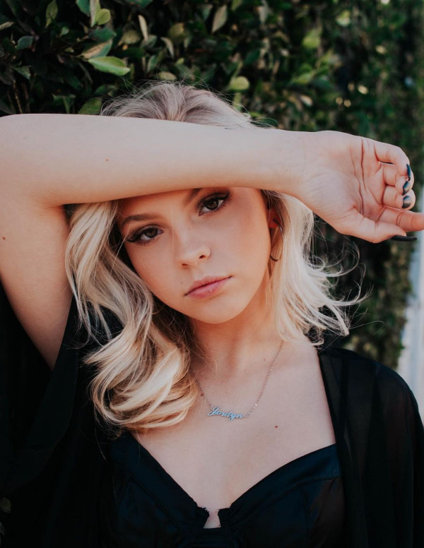 Shooting Jordyn Jones pour C-heads Magazine - Janvier 2019