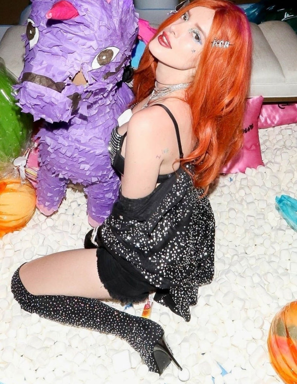 [Coachella 2019] Bella Thorne à la Flaunt party à Palm Springs