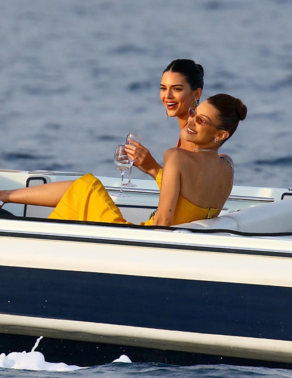 Kendall Jenner & Bella Hadid sur un yacht à Monaco