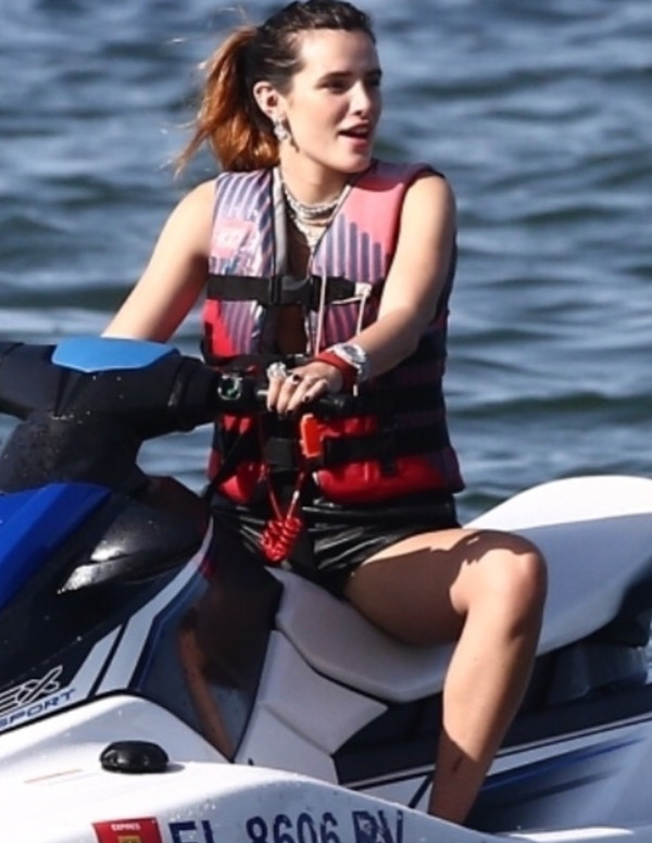 Bella Thorne fait du jetski à Miami 
