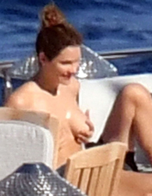 Katharine McPhee topless à Capri