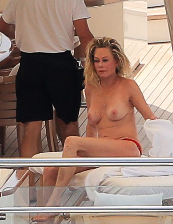 Melanie Griffith topless pour un massage sur le bateau