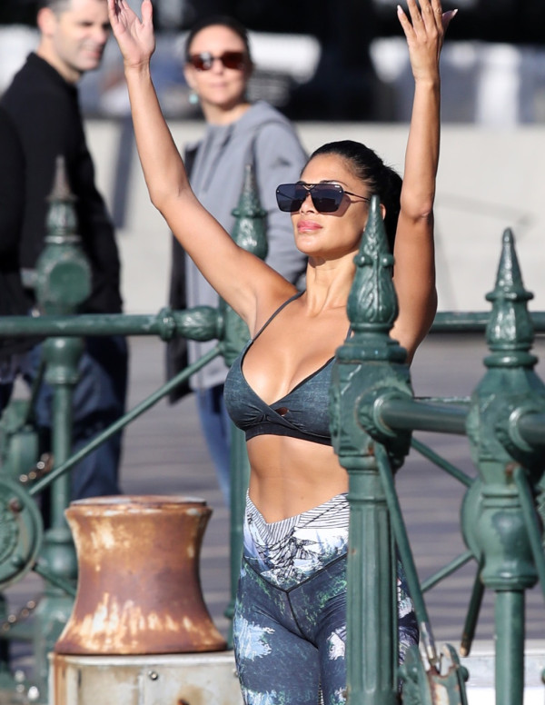 Nicole Scherzinger fait du yoga à Sydney