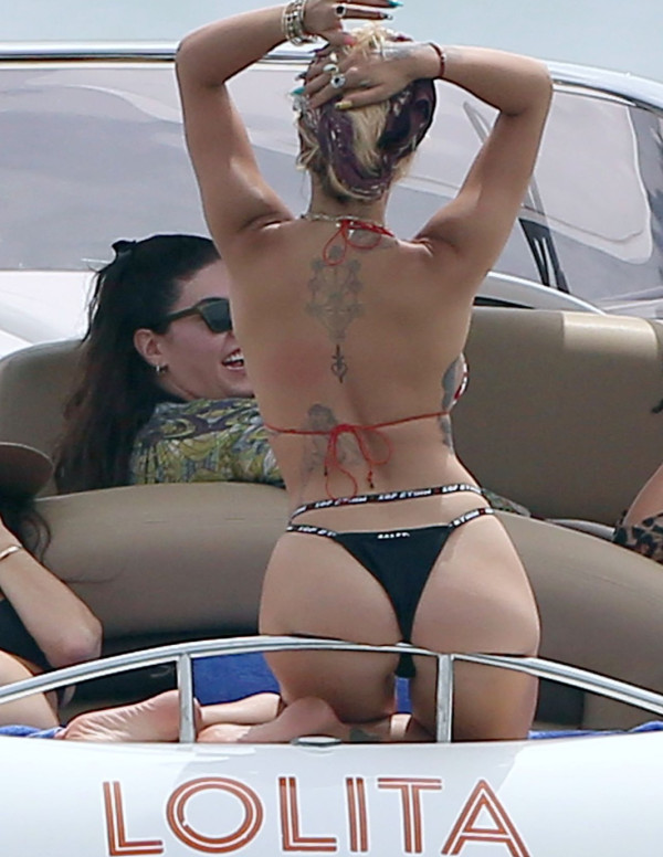 Rita Ora à Ibiza