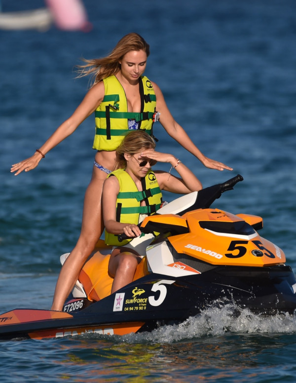 Kimberley Garner fait du jet-ski à Saint Tropez