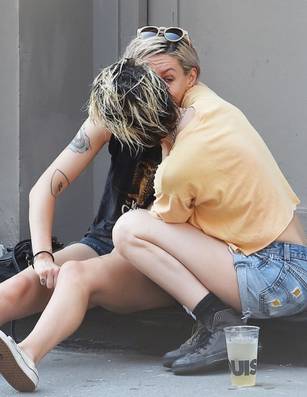 Kristen Stewart vole un bisou à Dylan Meyer