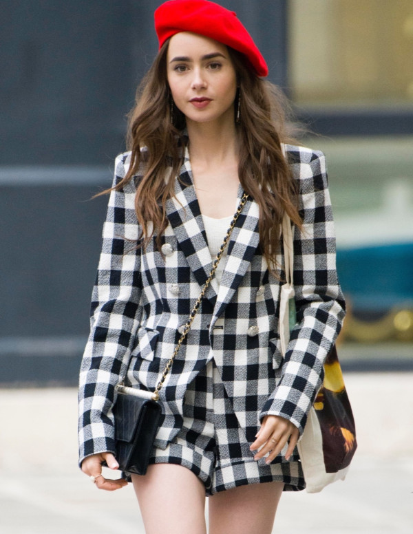 Lily Collins en tournage à Paris pour la série Emily in Paris