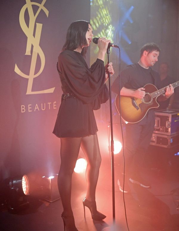 Dua Lipa à Londres pour le lancement du nouveau parfum Yves Saint Laurent