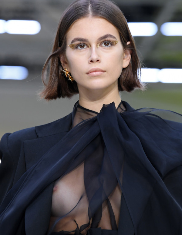 Kaia Gerber : sa poitrine s’échappe en plein défilé à la Fashion Week !