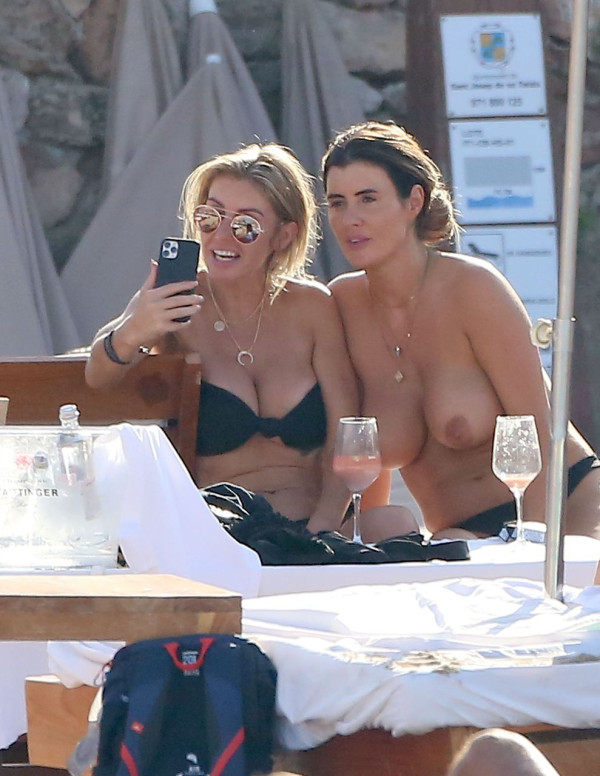 Helen Wood et une - copine - à Ibiza