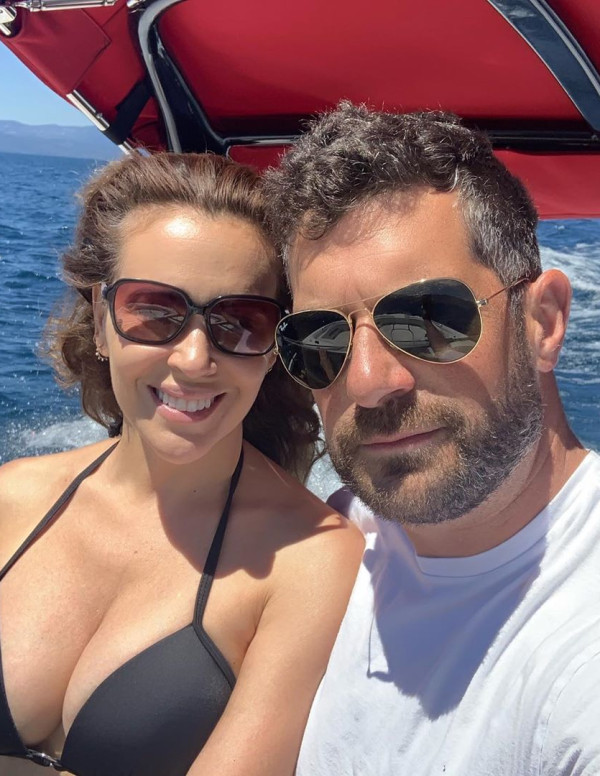 Alyssa Milano en bikini en famille sur son bateau