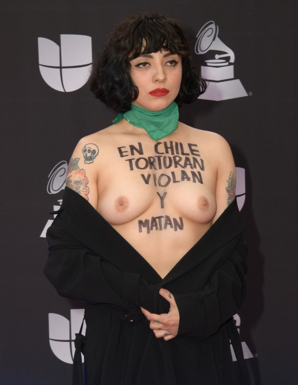 [Latin Grammy Awards 2019] Mon Laferte topless aux 20ème Latin Grammy Awards