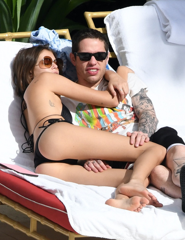 Kaia Gerber en bikini au bord de la piscine à Miami