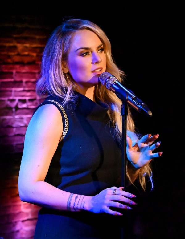 Joanna 'JoJo' Levesque en concert pour le Magazine Out100