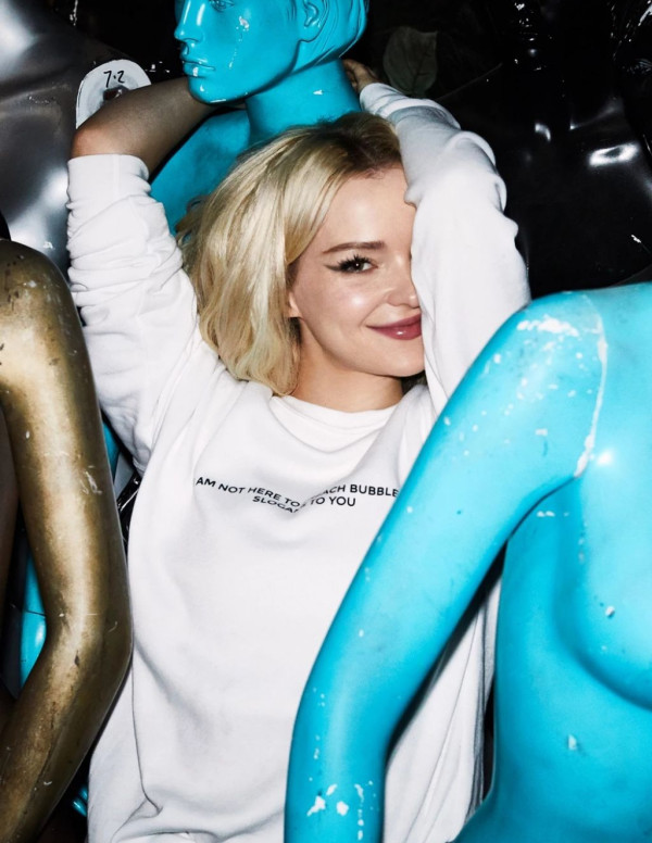 Shooting Dove Cameron pour sa marque de vêtement Dove, Novembre 2019