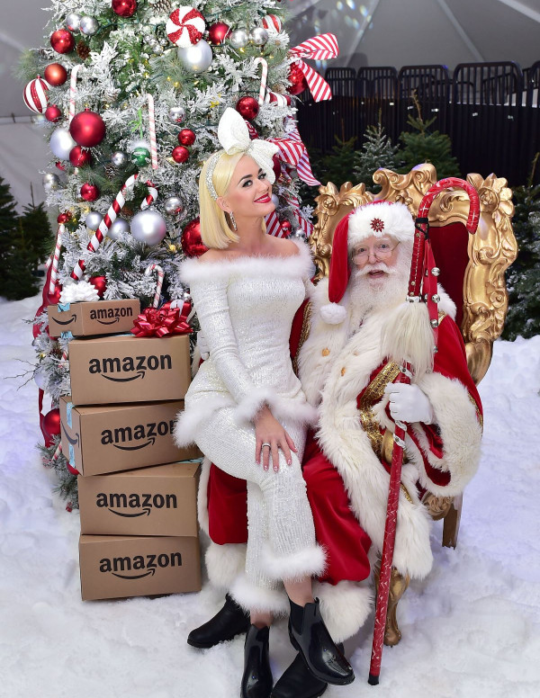 Katy Perry pose avec le père Noël