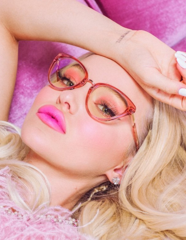 Shooting Dove Cameron pour la marque de lunettes Prive Revaux