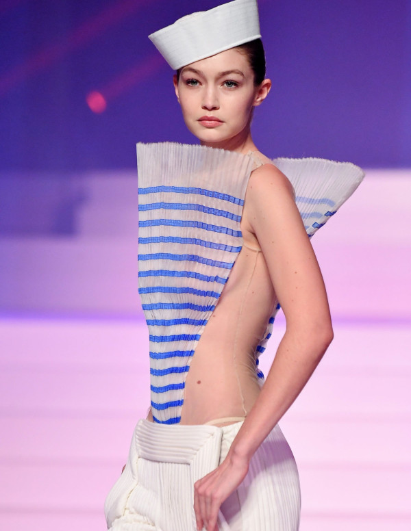 Gigi Hadid au défilé Jean-Paul Gaultier à la Paris Fashion Week