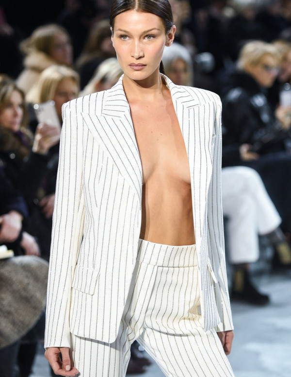 Bella Hadid blazer ouvert et sans soutif au défilé Alexandre Vauthier à Paris