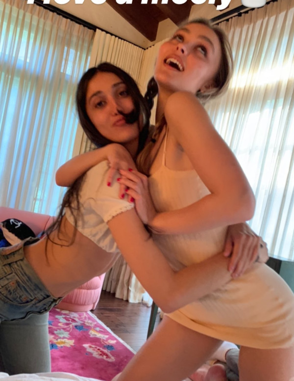 Lily-Rose Depp en soirée pyjama
