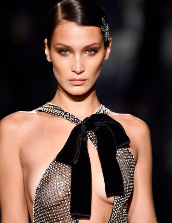 Bella Hadid au défilé Tom Ford